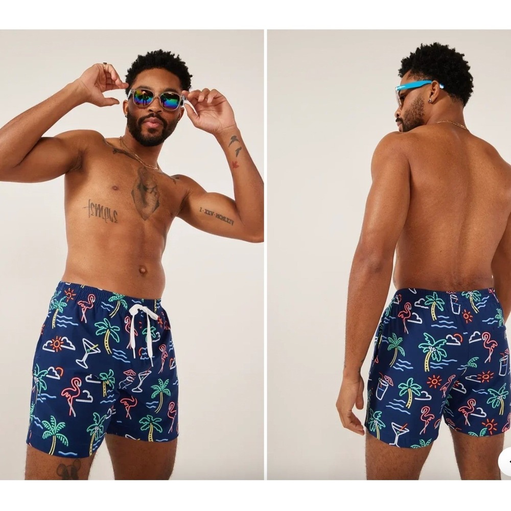 Chubbies The Neon Lights Swim Trunks Mens Small 5.5 Inseam Navy Flamingo Palm